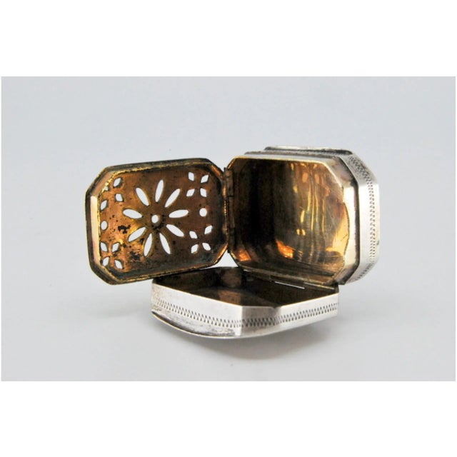 George III Silver and Gold Vinaigrette Box with Geometric Lid Engraving For Sale - Image 6 of 10