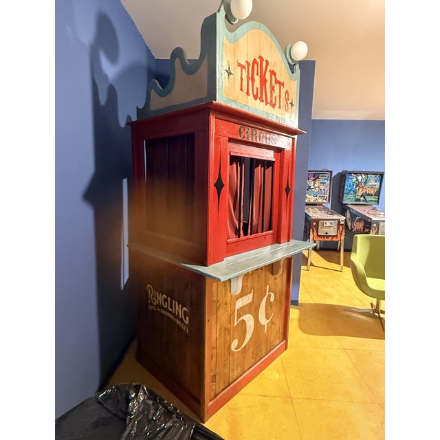 Original Barnum Circus counter from the 60s, it has two external lights and one internal one, the front window goes up and...