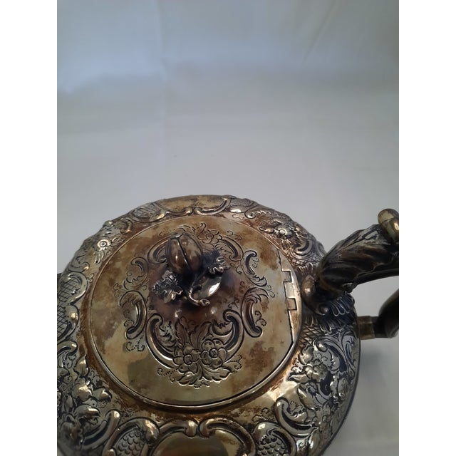 1900 - 1909 1900s English Birmingham Sterling Silver Repoussé Teapot by Maleham & Yeomans For Sale - Image 5 of 9