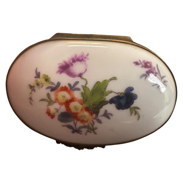 Baroque German Porcelain Snuff Box with Galante Garden Scene, 1700s For Sale - Image 3 of 9