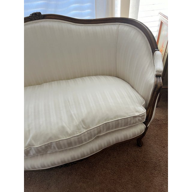 1940s French Style White Settee For Sale - Image 4 of 10