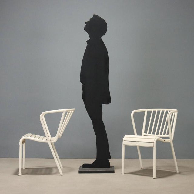 Pair of white enameled metal chairs from the '70s-'80s, featuring a simple and linear design. The metal structure, sturdy...