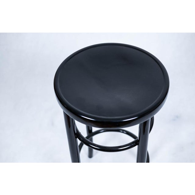 Thonet-style stool (No. 1680) Wood type: Beech Color: Black stained - hand-polished with shellac Dimensions: Height: 75 cm...