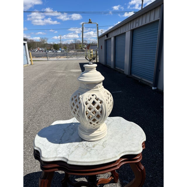 Hollywood Regency 1960s Vintage Hollywood Regency Ginger Jar Lamp For Sale - Image 3 of 4