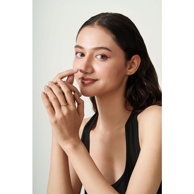 Minimalist Three Stone Natural Diamond Bypass Ring in 18k Yellow Gold Stackable Size 7 For Sale In New York - Image 6 of 15