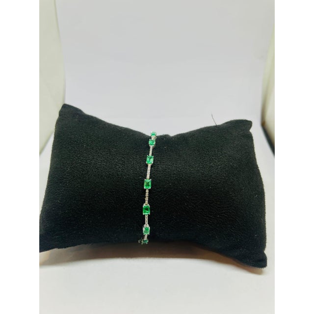 Elegant 18k Gold Emerald 3.22ct & Diamond 0.39ct Bracelet, New For Sale - Image 4 of 10