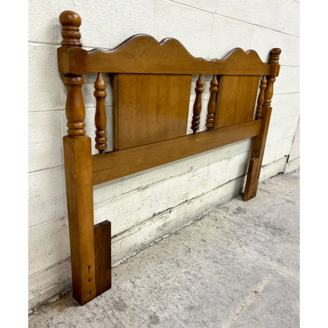 This is a beautiful vintage full sized traditional style cannonball spindle headboard. It features beautifully turned...