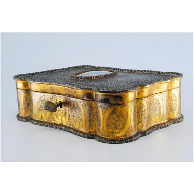 Silver Jewelry Box with Engraved Plant Motifs Involving an Ancient Lady For Sale - Image 3 of 12