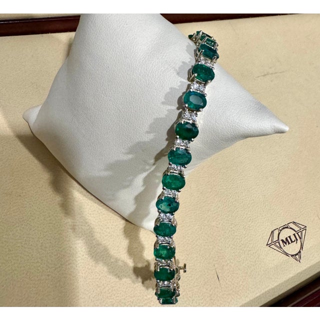 Gemstone 24 Carat Emerald 1.8 Carat Diamond Tennis Bracelet 14 Karat White Gold, 16.7 GM For Sale - Image 7 of 18