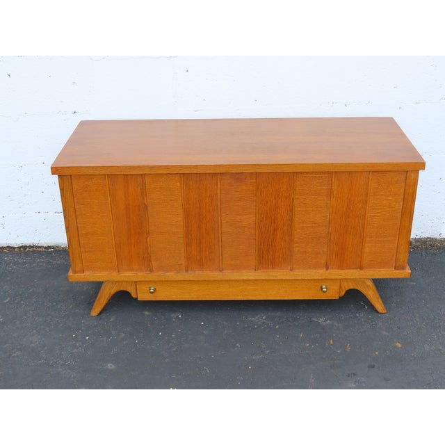 This brilliant Cedar Trunk Chest is made of wood, veneer, and cedar wood. The Chest was made by Lane Furniture, Style NO...
