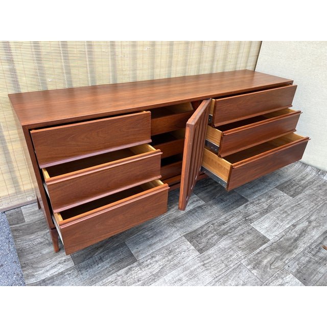 Newly Refinished Mid-Century Modern Sculptural 9-Drawers Dresser. Circa 1960s. For Sale - Image 13 of 18