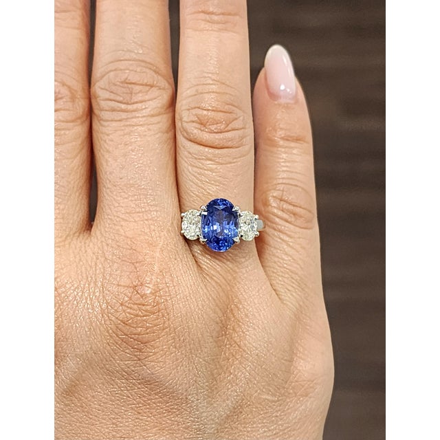 Modern 5.25 Ct Gia Certified Oval-Cut Natural Ceylon Sapphire & Diamond Ring Size 6.5 For Sale - Image 3 of 9