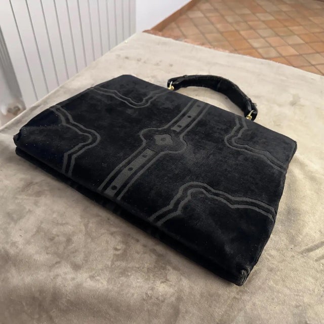 This is an iconic 1970s black velvet handbag by Roberta di Camerino, a designer renowned for her luxurious and innovative...