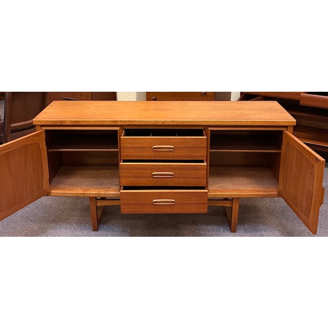 Mid Century Modern Teak Credenza c.1960 For Sale - Image 4 of 10