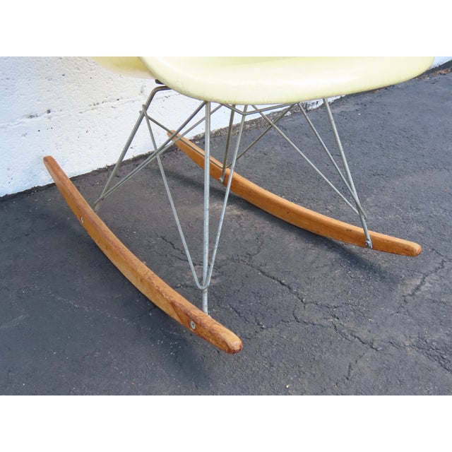 Herman Miller Eames Fiberglass Shell Rocking Chair 1960s Parchment Color 6641 For Sale - Image 10 of 18