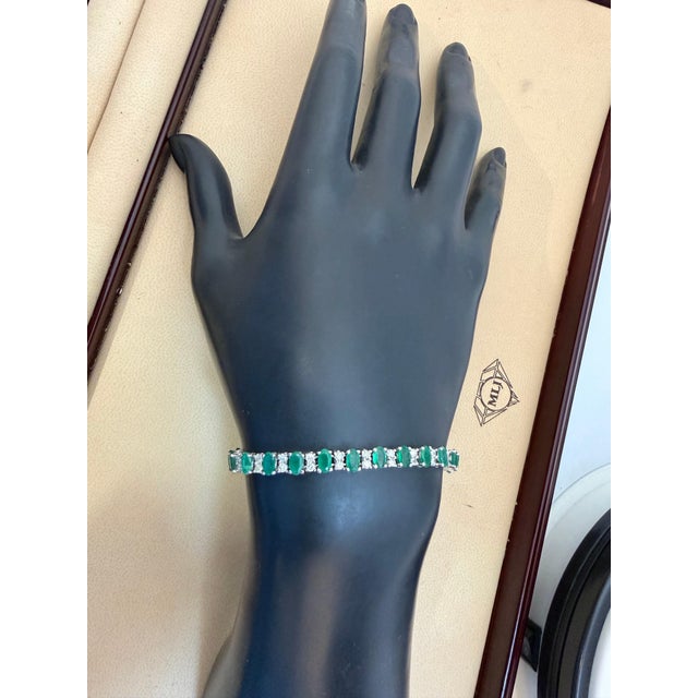 15 Carat Natural Emerald & 2.2 Carat Diamond Tennis Bracelet 14 Kt White Gold For Sale In New York - Image 6 of 8