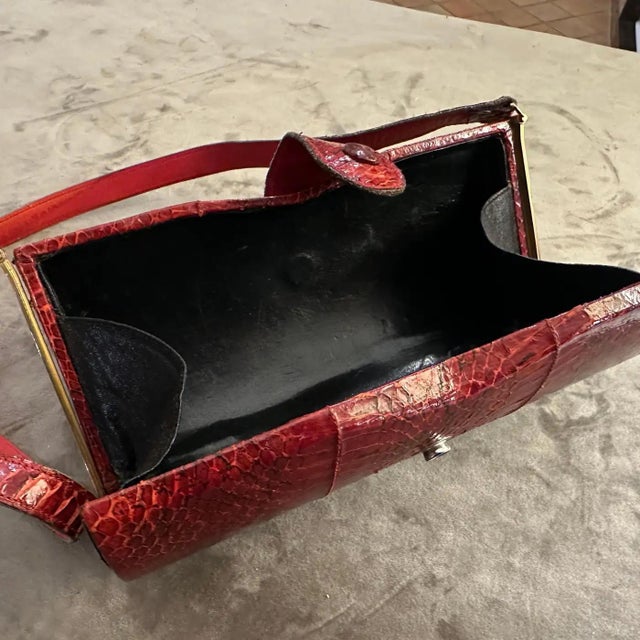 Italian A 1970s Textured Red Leather and Brass Italian Shoulder Bag For Sale - Image 3 of 12