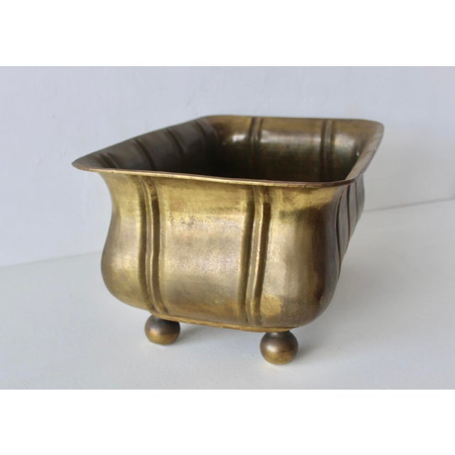 1960s Handcrafted Italian Rectangular Hammered Brass Planter Jardiniere Curved Edging Ball Feet Details Vintage Mid-Century For Sale - Image 5 of 13