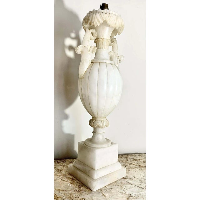 Nice lamp in alabaster dating from the end of the XXth century. This lamp in the shape of amphora has a shaft with a...