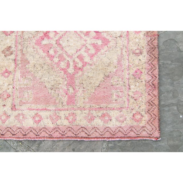 House of Séance - 1950s Vintage Kurdish Pink Medallion Long Wool Hand-Knotted Runner For Sale In Los Angeles - Image 6 of 11