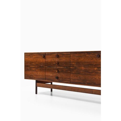 This very rare sideboard, designed by ib kofod-larsen and produced by faarup møbelfabrik in denmark during the 1950s, is a...