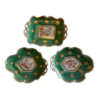 Antique Coalport Apple-Green & Gilt Porcelain Dessert Dishes, Set of 3 or Antique Coalport Hand-Painted Porcelain Dessert Dishes, C. 1850, Set of 3 For Sale
