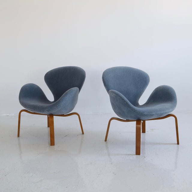 Fritz Hansen Rare No. 4325 “Swan” Chairs by Arne Jacobsen, a Pair For Sale - Image 4 of 7