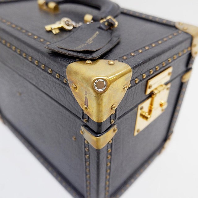 Vintage - Decoration - Home Decor Measures : 20,5x30,5cm H:23cm Material : Leather Gold-plated metal details - name tag...