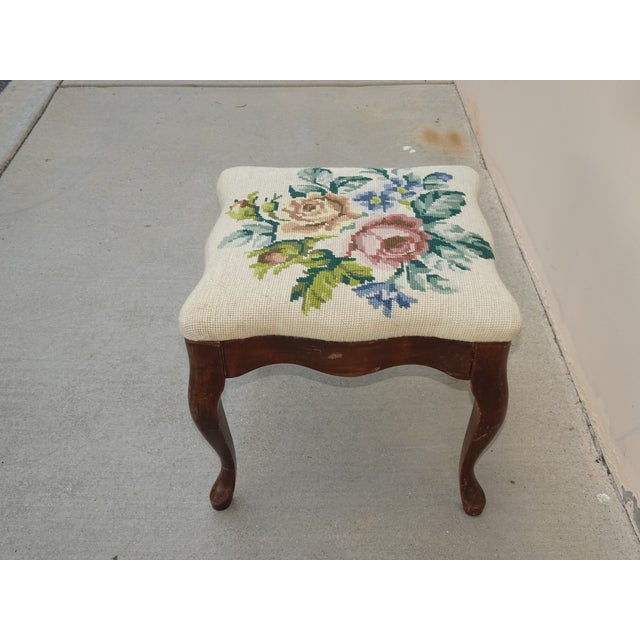 1950s Vintage French Provincial Floral Queen Anne Needlepoint Footstool ~ Bench For Sale - Image 5 of 15