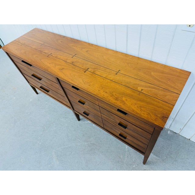 Mid-Century Modern Lane Tuxedo 9-Drawer Walnut Dresser For Sale In Philadelphia - Image 6 of 11