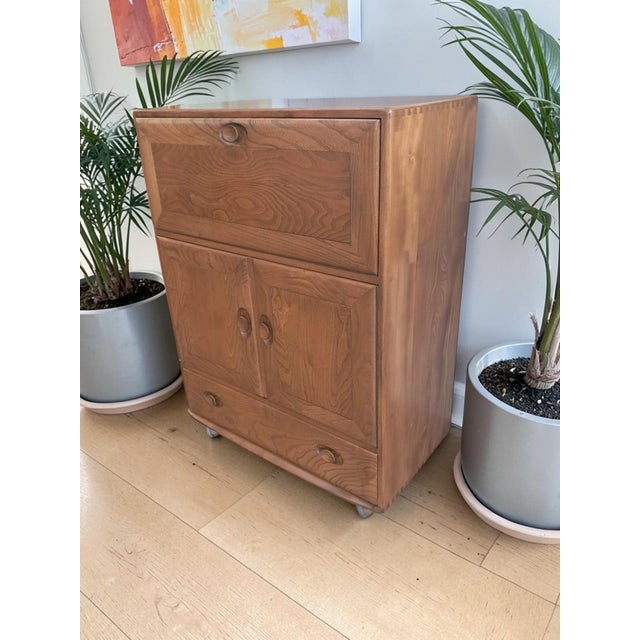 1960s Mid-Century Modern Drinks Cabinet in Elm by Lucian Ercolani for Ercol, 1960s For Sale - Image 5 of 18