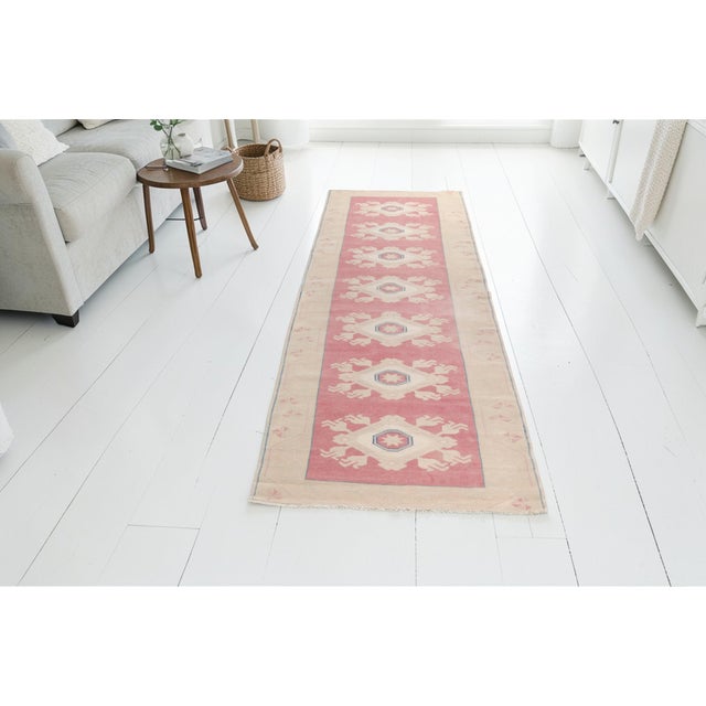 Turkish 1960s Hand-Knotted Medallion Rug in Rose and Ivory Rug For Sale - Image 3 of 10