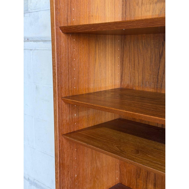 Poul Hundevad Teak Bookcase With 5 Shelves Mid-Century Modern Denmark 1960s For Sale In Los Angeles - Image 6 of 10