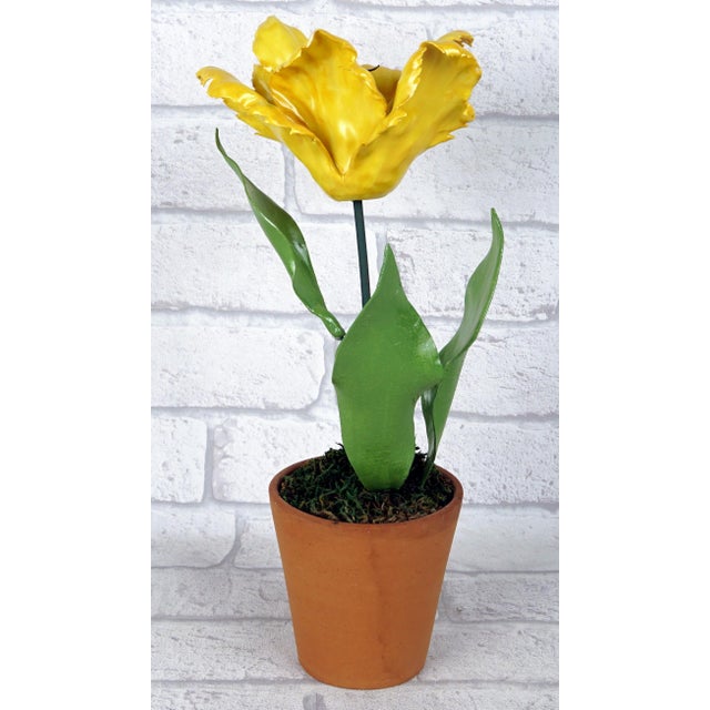 A remarkable parrot tulip created in porcelain by the artist Didier Gardillou. Entirely shaped and painted by hand, the...