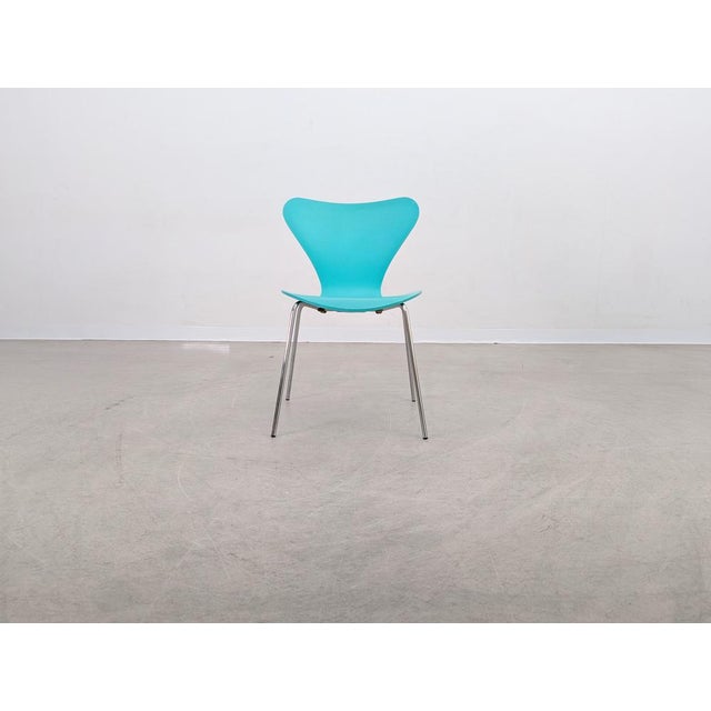 We are offering a beautiful turquoise Fritz Hansen Series 7 (model 3107) chair for sale. This stackable chair was designed...