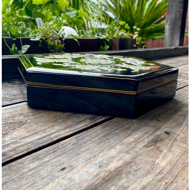 Vintage Chinese Black Lacquer Mother-of-Pearl Inlaid Hexagonal Banchan Serving Box For Sale - Image 4 of 14