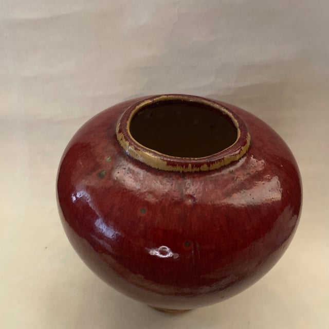 Chinoiserie Vintage Chinese Flambe Glazed Ginger Jar Oxblood Sang De Boeuf Stoneware Squat Vase For Sale - Image 3 of 11