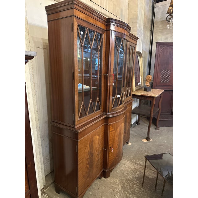 Traditional Mid-1900s Georgian-Style Mahogany Breakfront China Cabinet For Sale - Image 3 of 14