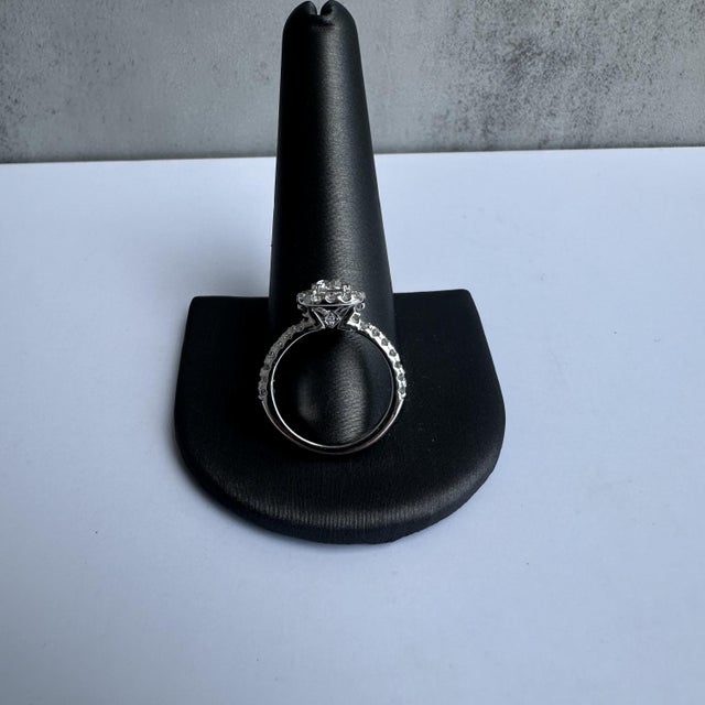 Modern Natural Diamond Engagement Ring in 14kt White Gold - 0.70ct Center, Appraised, Size 5.75 For Sale - Image 3 of 6