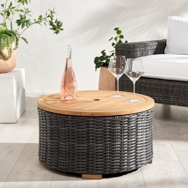 Give a chic and elegant update to your patio with our Anguilla outdoor coffee table. Our coffee table brings textural...