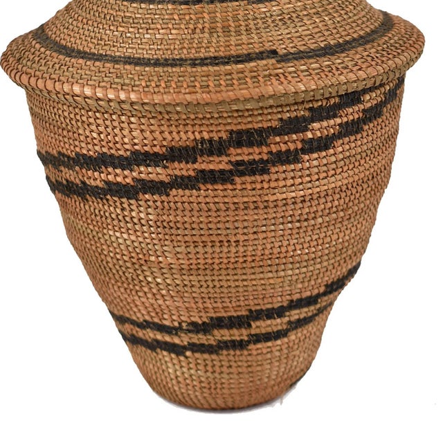African Early 20th Century Tutsi Basket with Lid Rwanda For Sale - Image 3 of 3