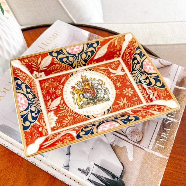 2000 - 2009 Royal Worcester Queen Elizabeth II Golden Jubilee Imari Porcelain Catchall Tray in Original Box For Sale - Image 5 of 5