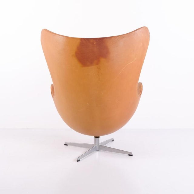 Fritz Hansen Egg Chair in Original Natural Leather by Arne Jacobsen for Fritz Hansen, 1950s For Sale - Image 4 of 14