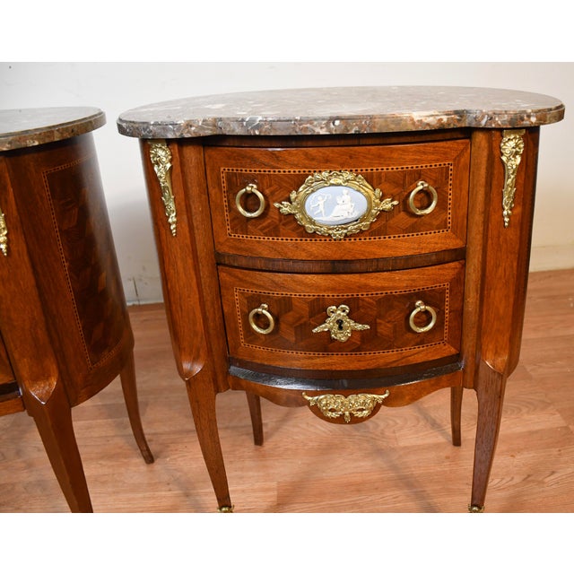 Late 19th Century 1890s Antique French Louis XV Walnut Marble Top Pair Nightstands Bedside Tables For Sale - Image 5 of 18