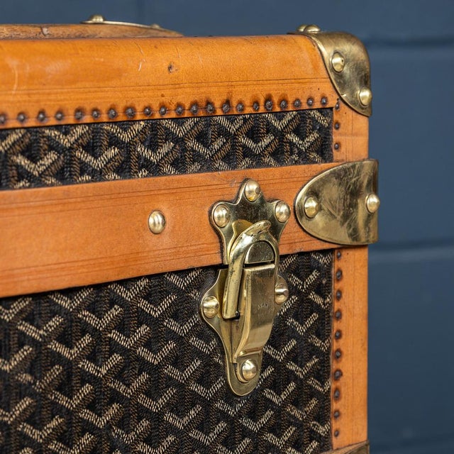 Antique 20th Century Courier Trunk in Chevron Canvas from Goyard, France, 1900s For Sale - Image 9 of 18