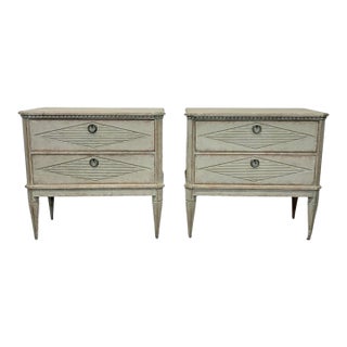 19th Century Pair of Gustavian-Style Chests of Drawers in Antique White With a Touch of Gray For Sale