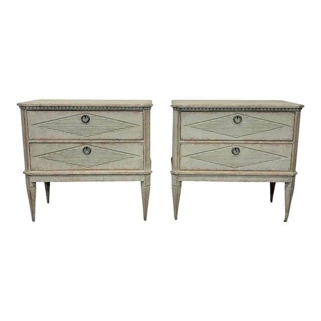 19th Century Pair of Gustavian-Style Chests of Drawers in Antique White With a Touch of Gray For Sale