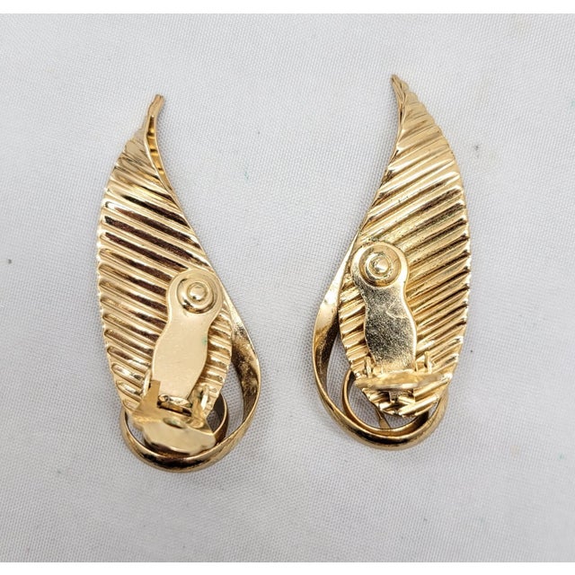 1950s Vintage 1950s Signed Napier Goldtone Leaves Clip Earrings- 2 Pieces For Sale - Image 5 of 8