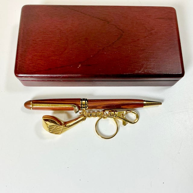 American 1980s Americana Boho Chic Golf Club Themed Wood Pen and Key Chain Boxed Set For Sale - Image 3 of 12