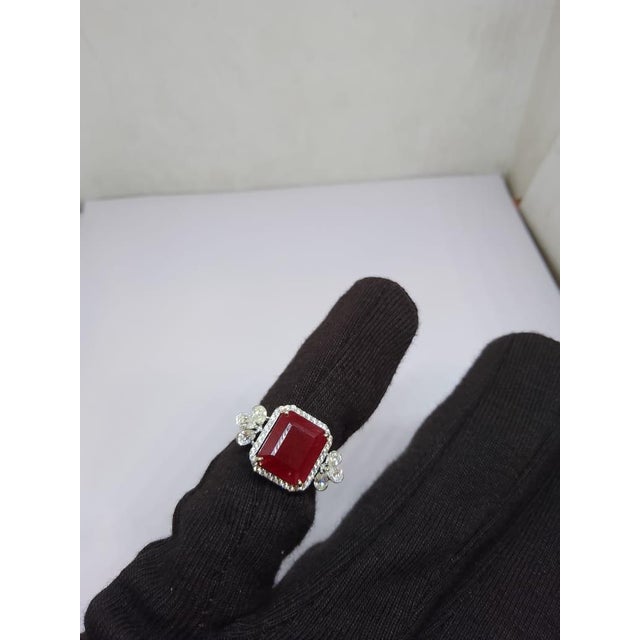 Modern Natural Ruby 5.54cts & Diamond 0.73cts Ring in 18k Gold For Sale - Image 3 of 8